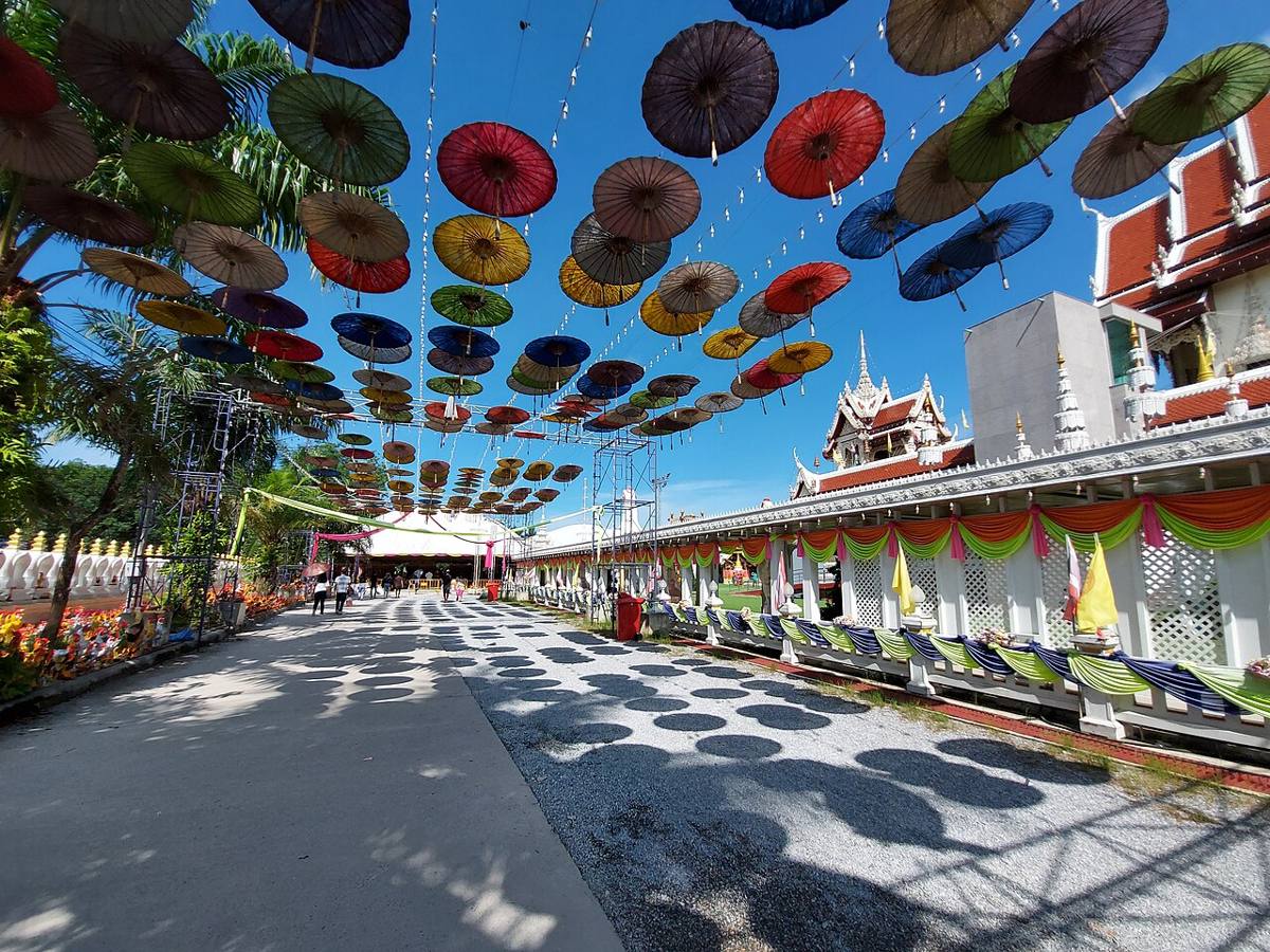 ทางเข้าวัดเจดีย์ (ไอ้ไข่) อ.สิชล จ.นครศรีธรรมราช ตกแต่งด้วยร่มหลากสี